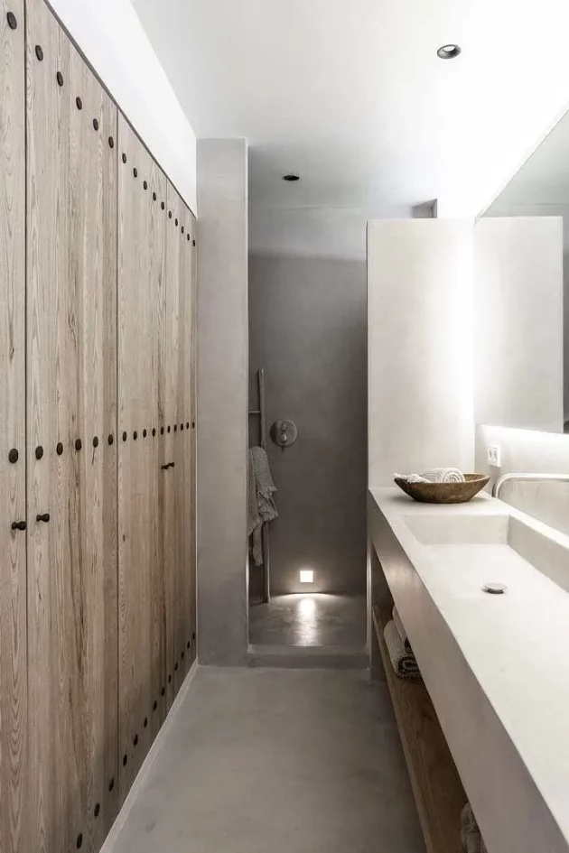 Microcement and natural wood to renew the Mediterranean style