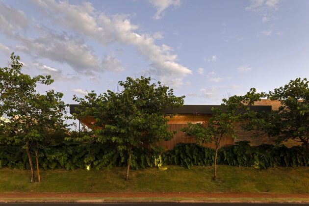 Malu House by Aguirre Arquitetura in Uberlandia, Brazil