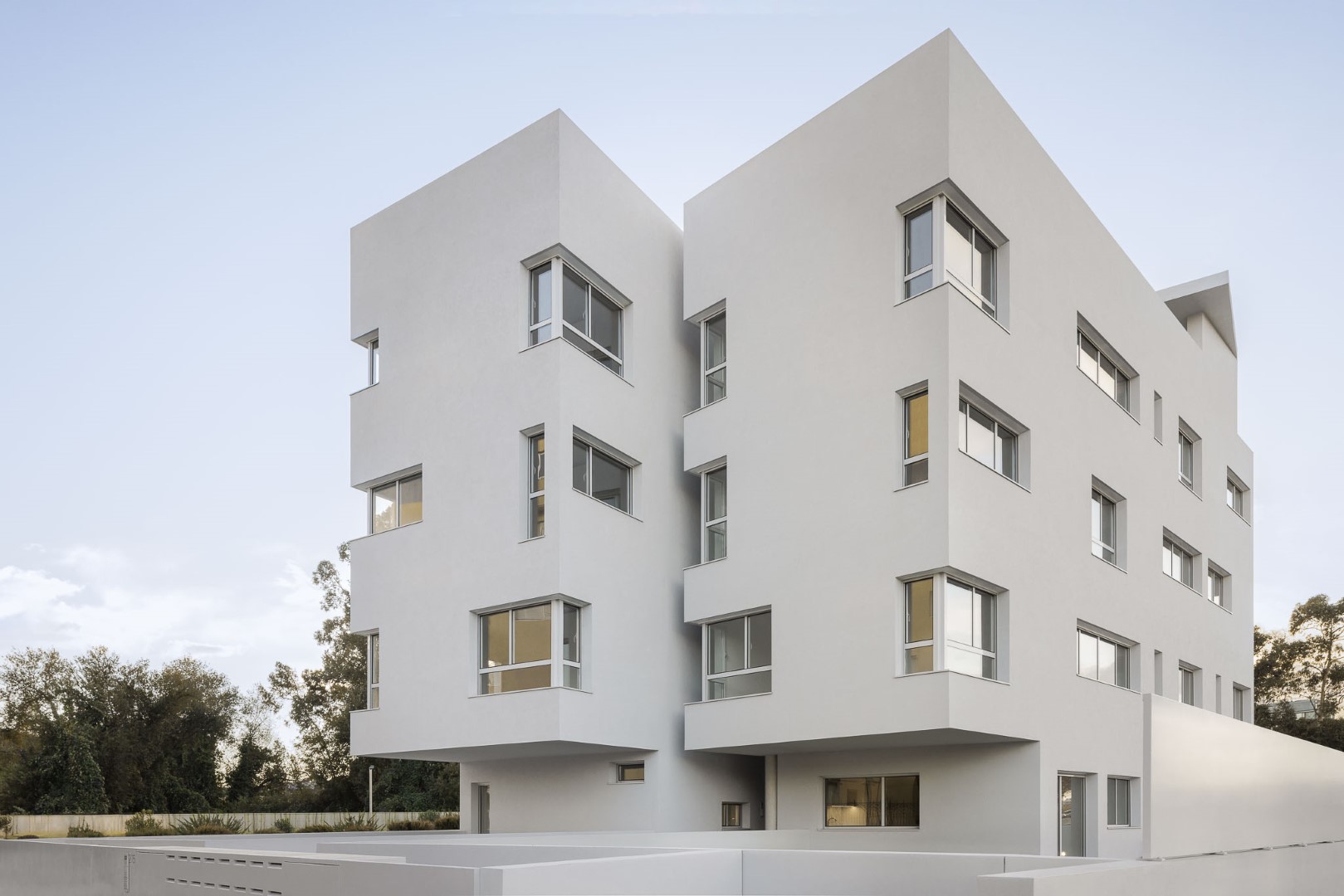 Nova Rio Housing in Portugal - Two volumes that dialogue with each other Nova Rio Housing in Portugal - Two volumes that dialogue with each other