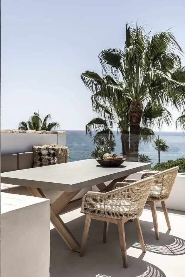 Microcement and natural wood to renew the Mediterranean style