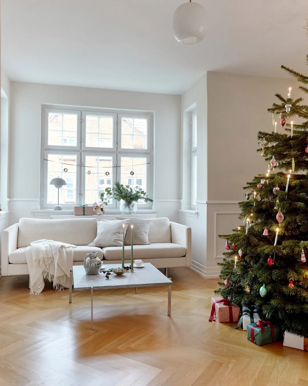 An easy and elegant way to bring the Christmas spirit into the home