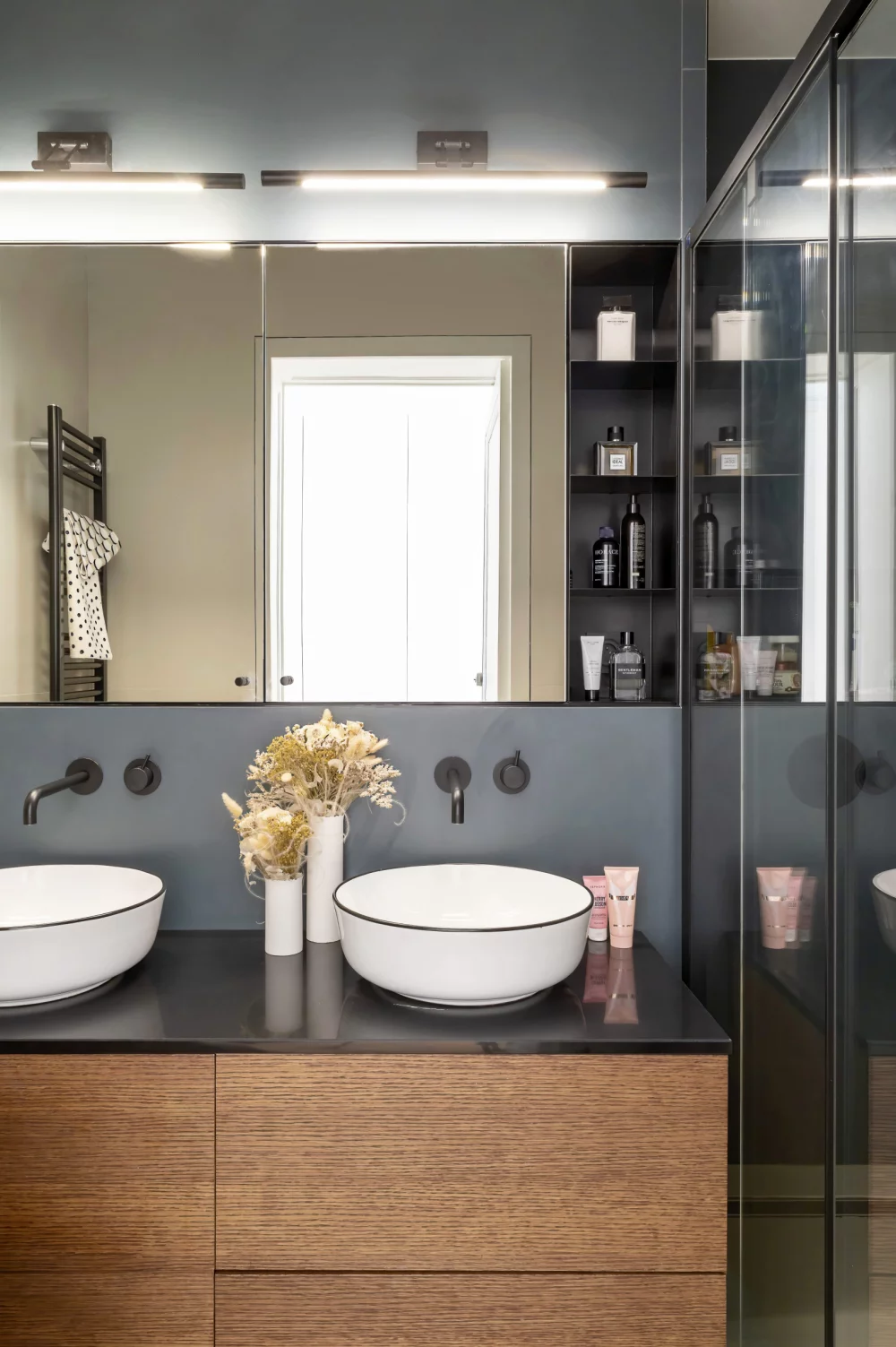 Parisian Apartment That Cultivates A Sense of Colour Parisian Apartment That Cultivates A Sense of Colour