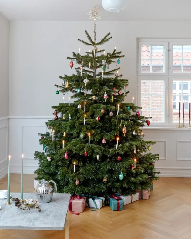 An easy and elegant way to bring the Christmas spirit into the home