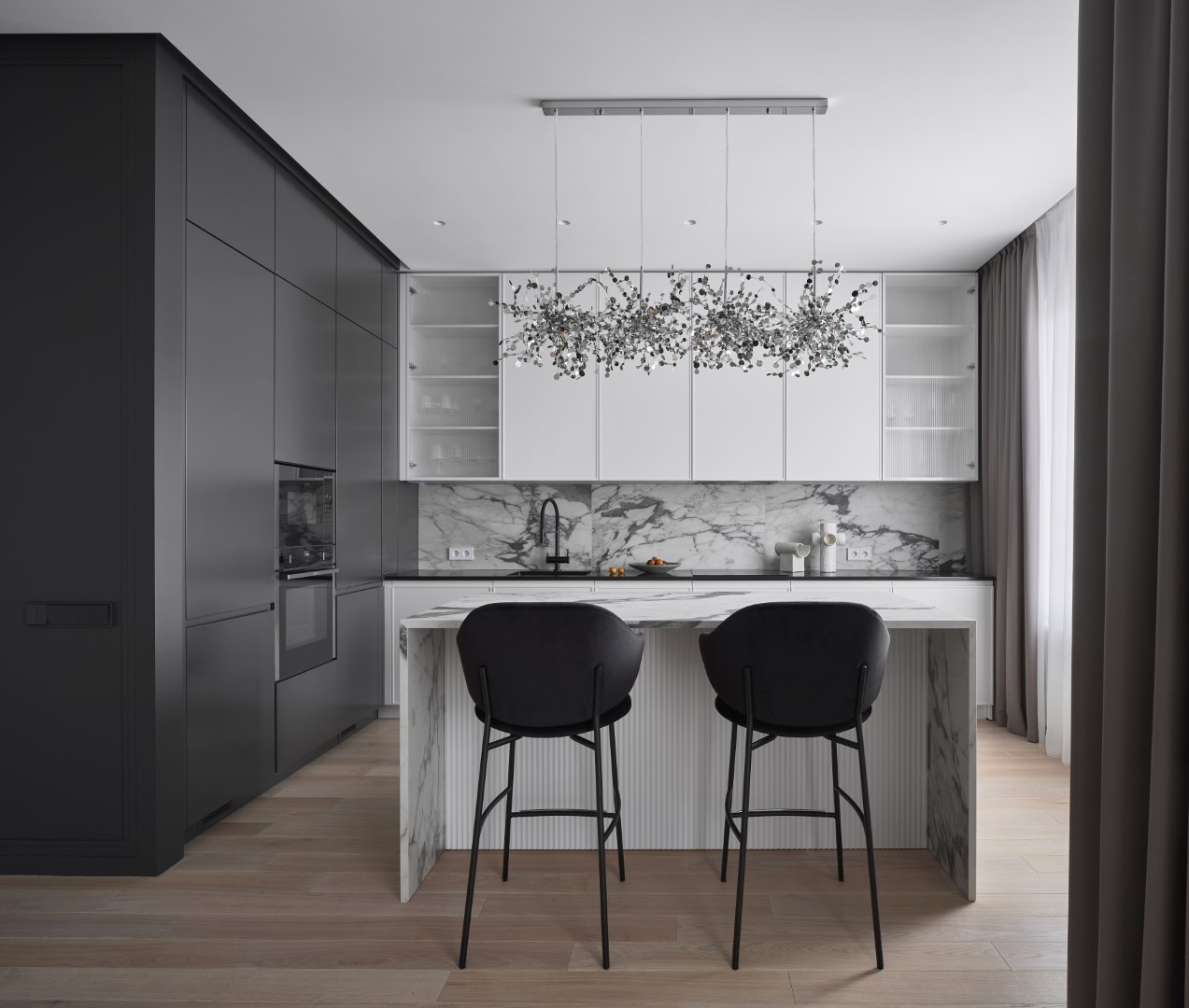 Contrasting Black & White Apartment in Neo-Classical Style by LINES bureau Contrasting Black & White Apartment in Neo-Classical Style by LINES bureau