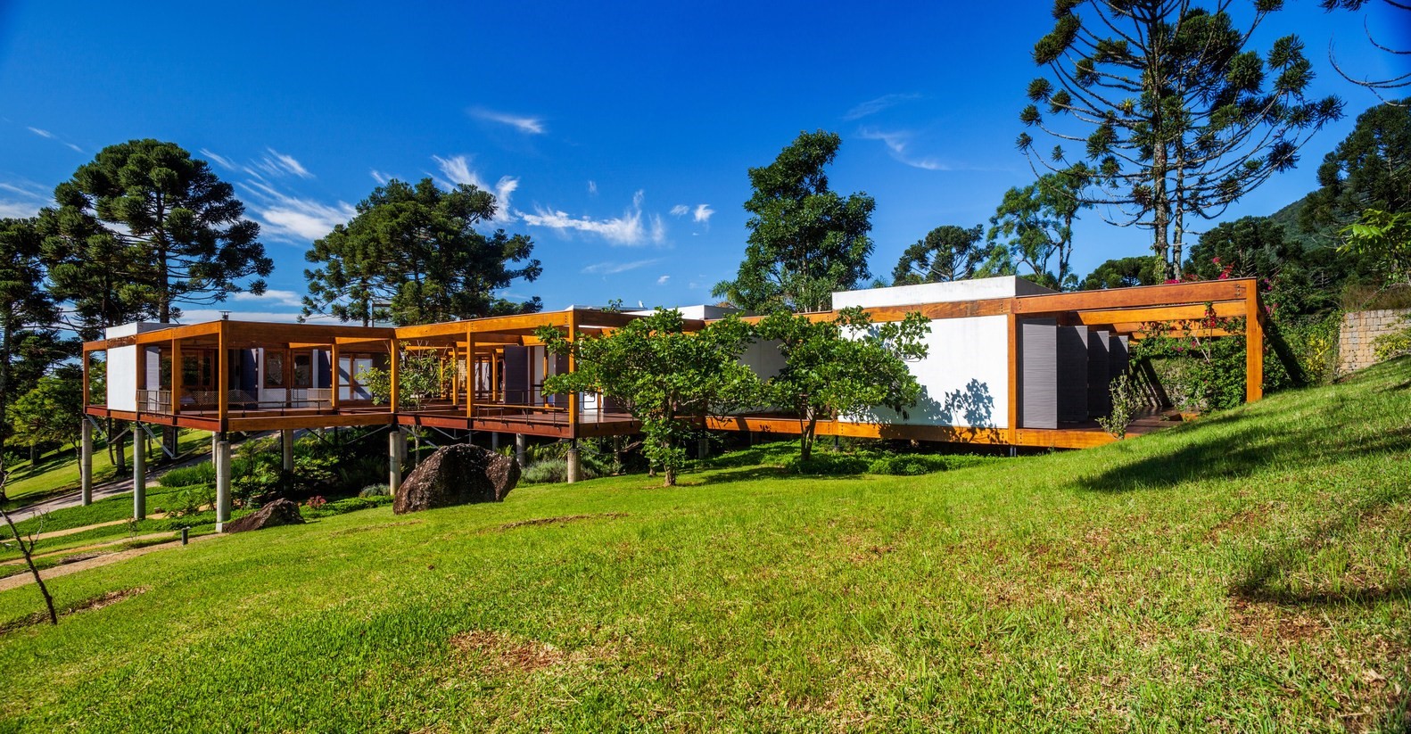 Grid House by FGMF in Brazil Grid House by FGMF in Brazil