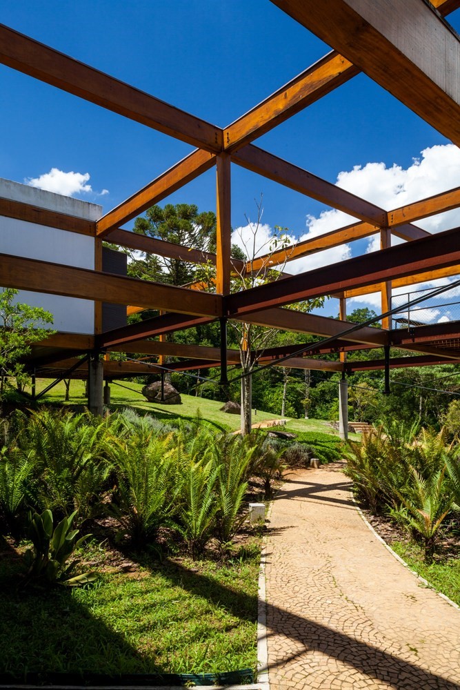 Grid House by FGMF in Brazil Grid House by FGMF in Brazil