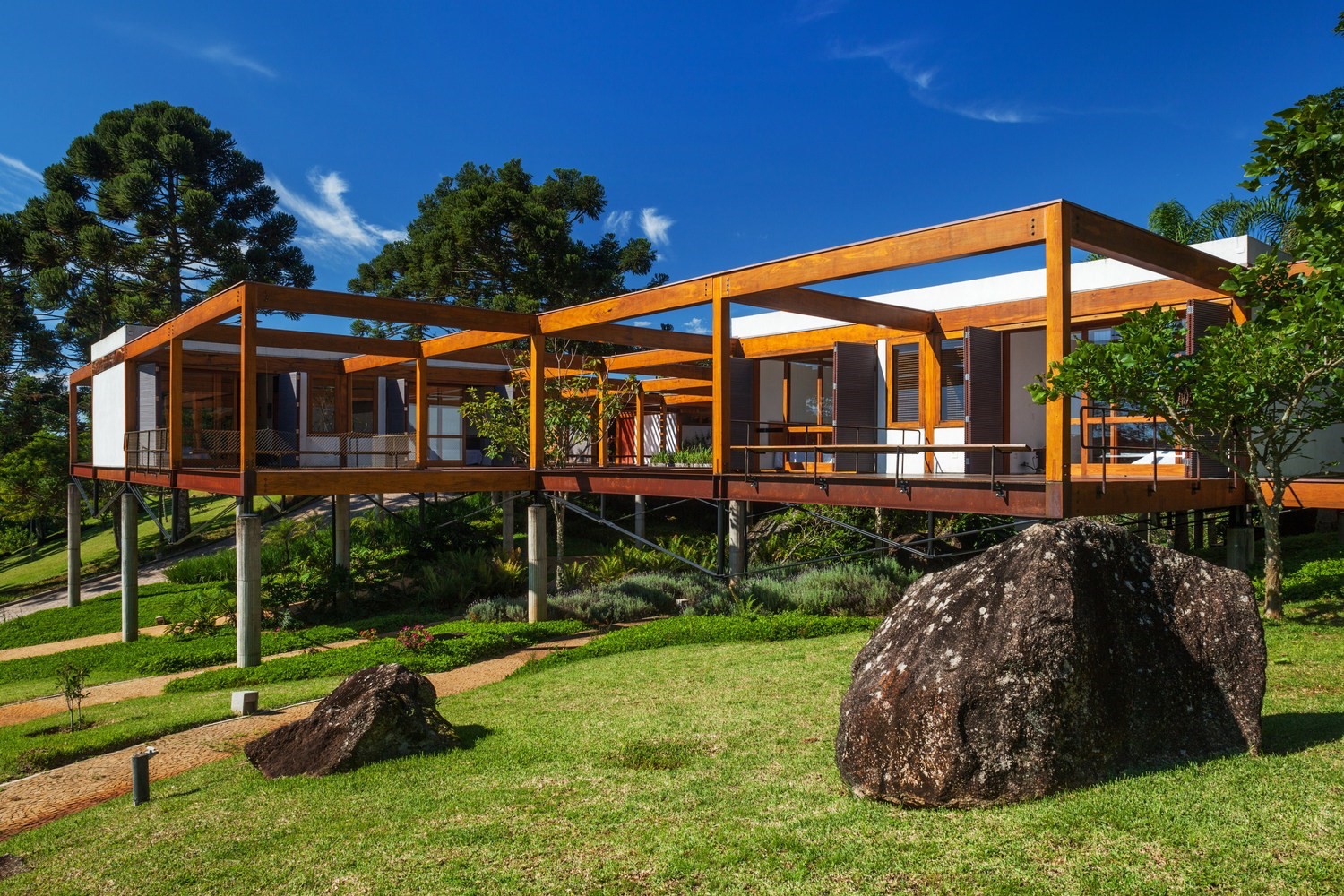 Grid House by FGMF in Brazil Grid House by FGMF in Brazil