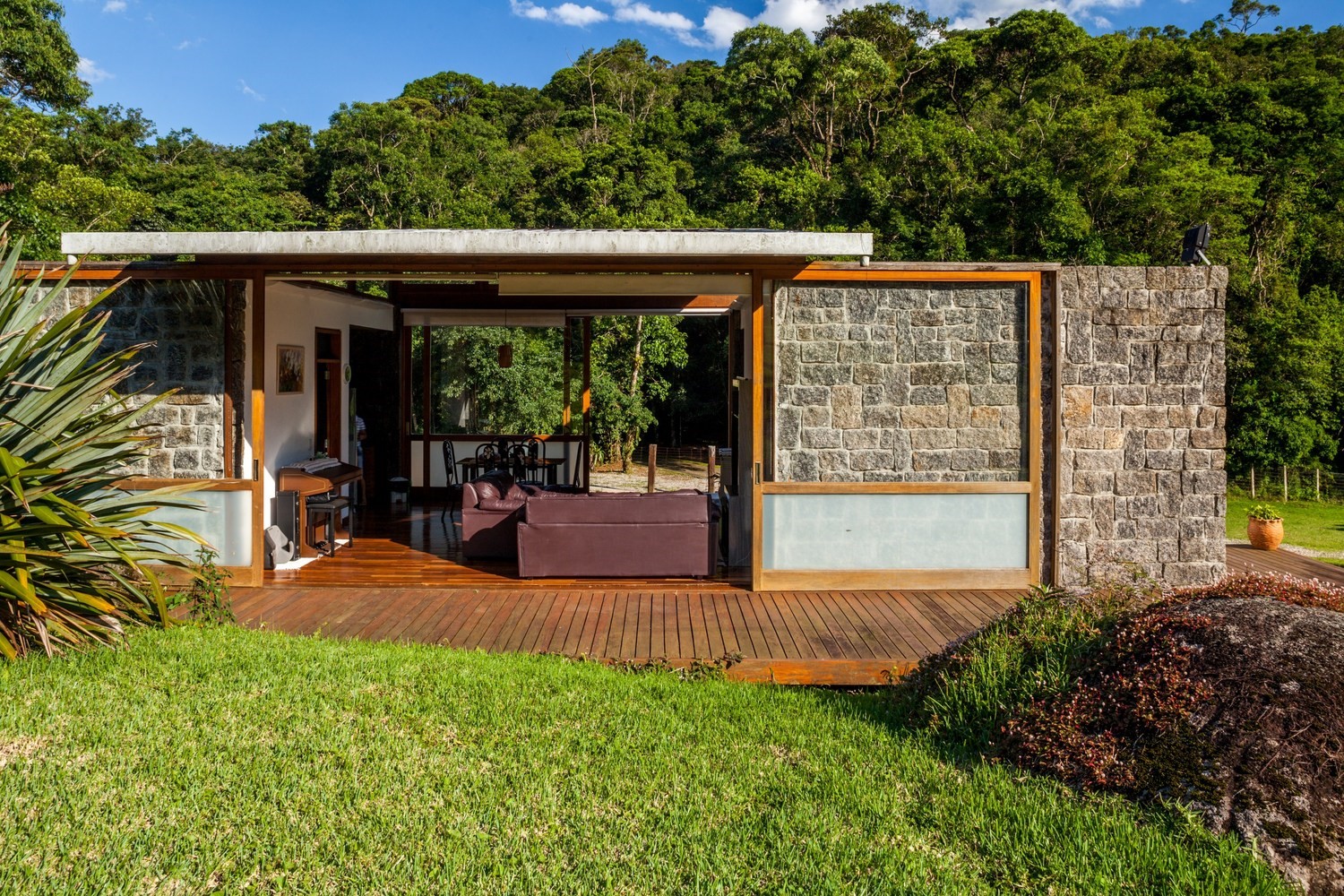 Grid House by FGMF in Brazil Grid House by FGMF in Brazil