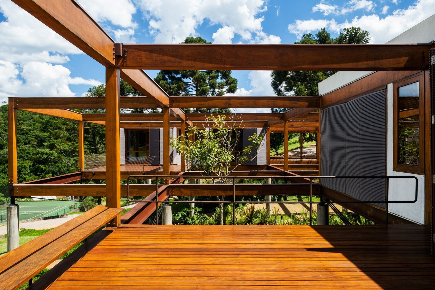 Grid House by FGMF in Brazil Grid House by FGMF in Brazil