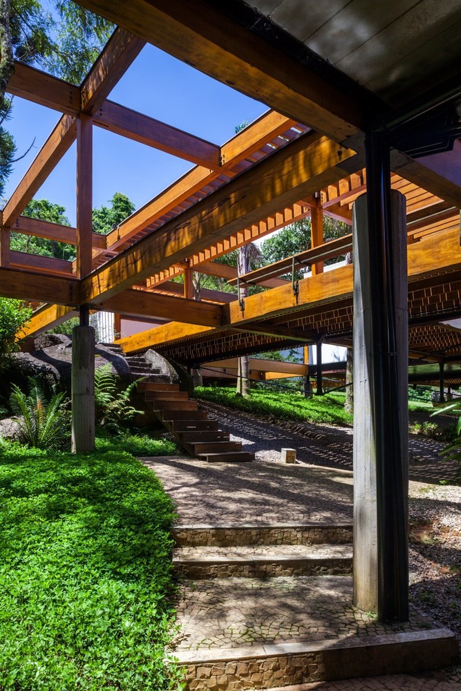 Grid House by FGMF in Brazil Grid House by FGMF in Brazil