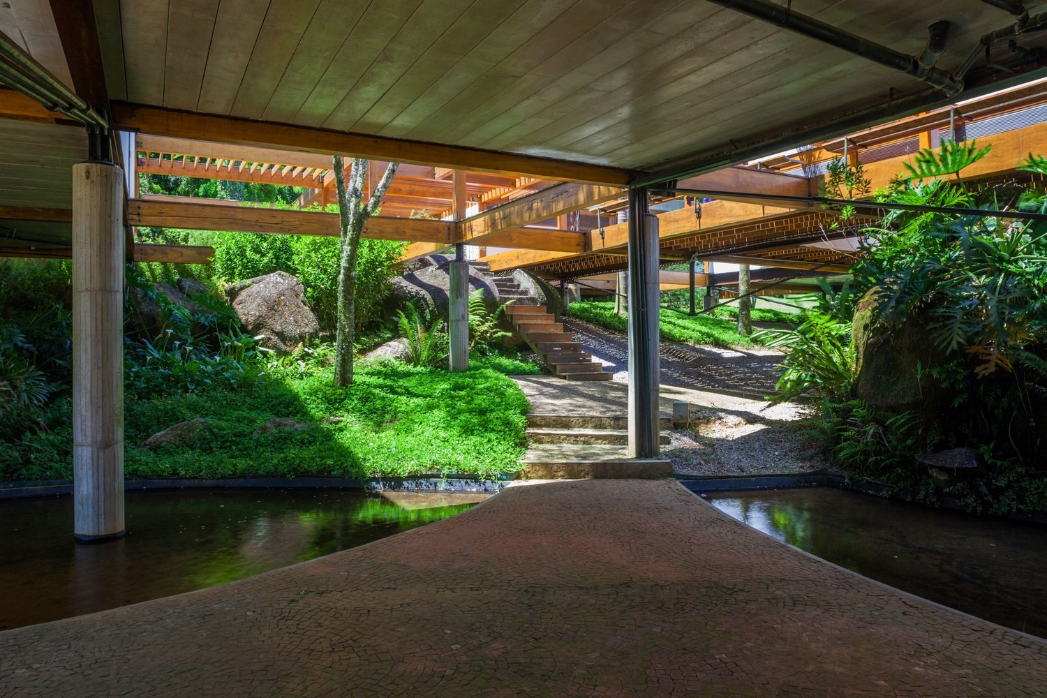 Grid House by FGMF in Brazil Grid House by FGMF in Brazil