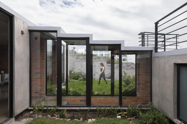 Slope House by El Sindicato Arquitectura in Cumbaya, Ecuador