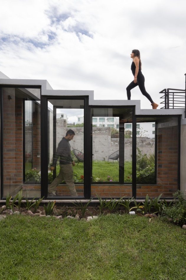 Slope House by El Sindicato Arquitectura in Cumbaya, Ecuador