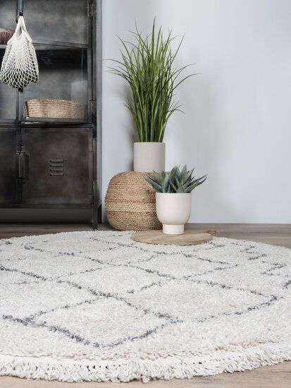 Рound rugs to round off the corners everywhere in the house