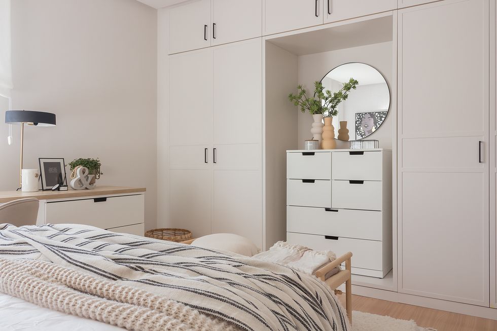 A BEDROOM FOR A YOUNG WOMAN IN A BOHO CHIC STYLE WITH SOFT TONES