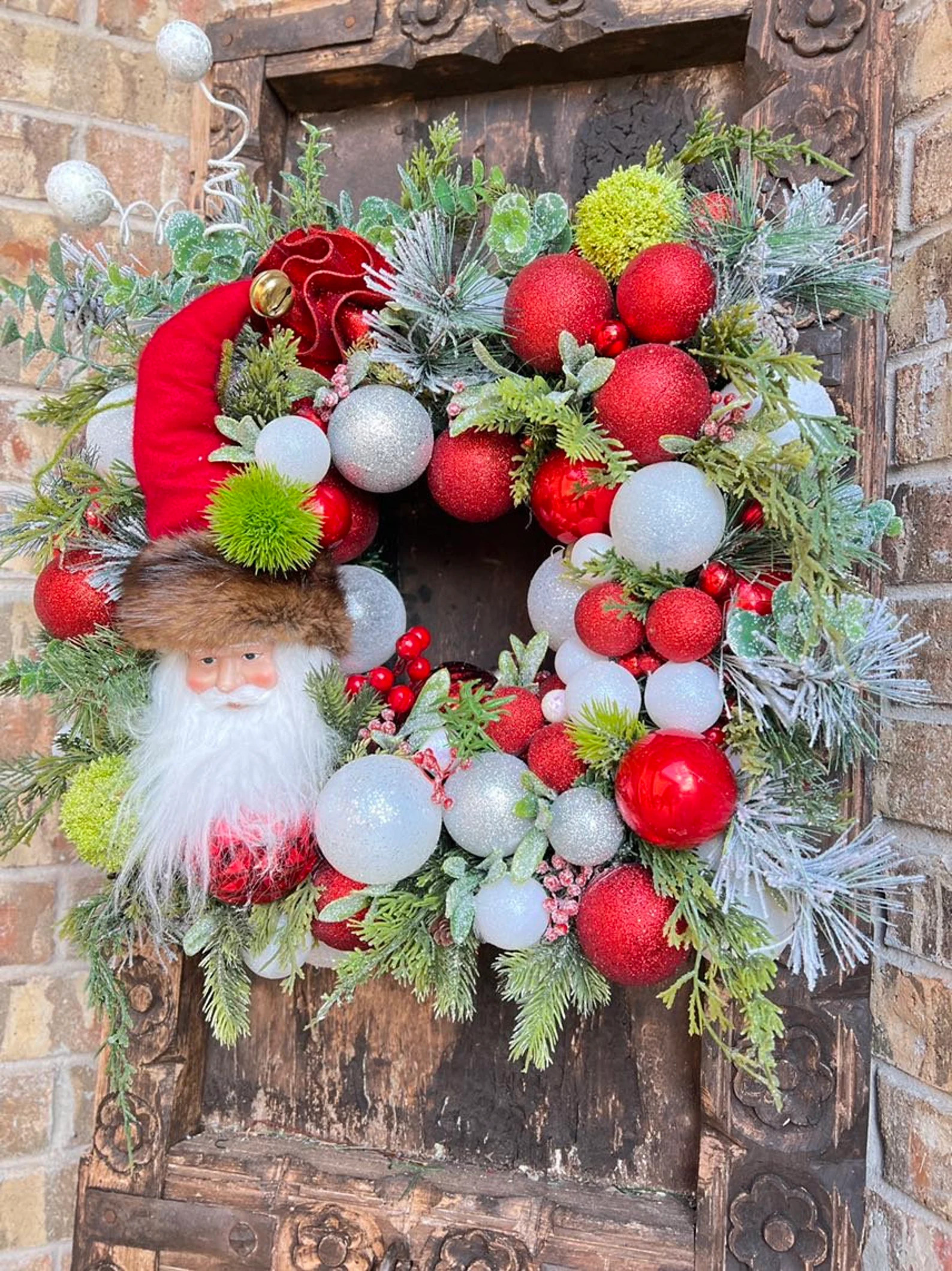 15 Quirky Santa Wreath Designs For Christmas
