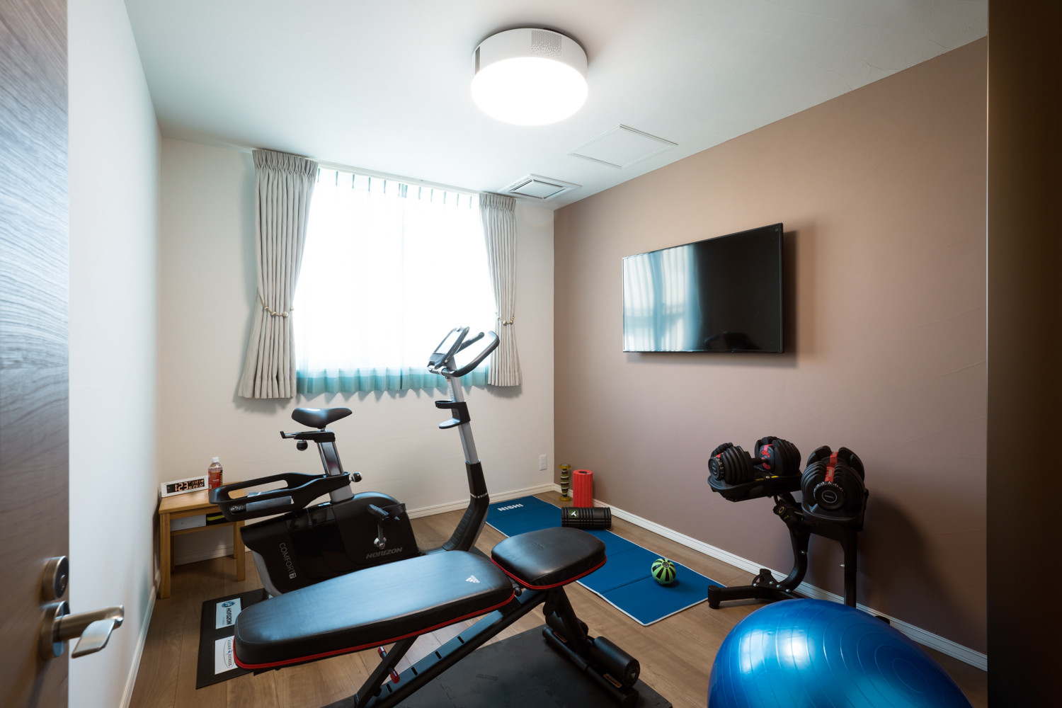 18 Compact & Efficient Scandinavian Home Gym Interior Designs