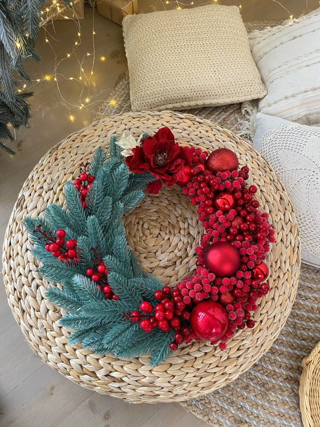 18 Traditional Berry Christmas Wreath Designs For The Season