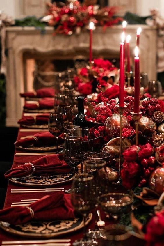 Christmas tables very well decorated with their details to show off