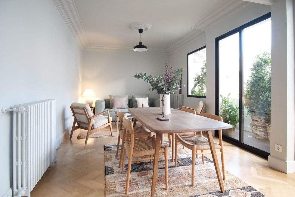 A SERENE AND NATURAL FLAT WITH MID CENTURY DESIGNER FURNITURE