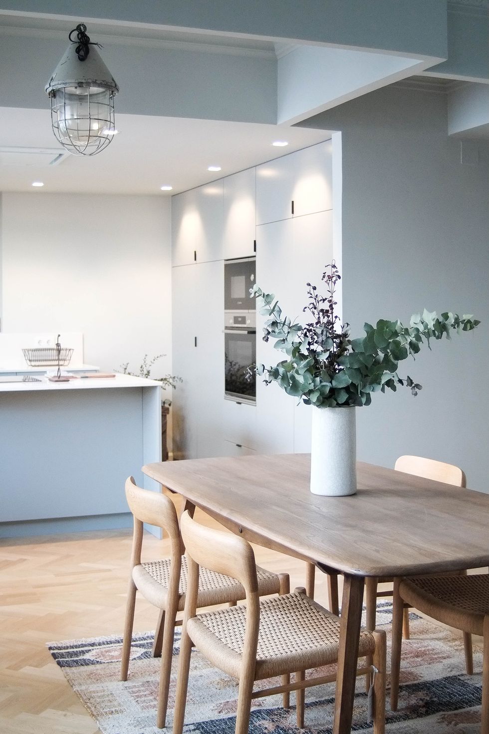 A SERENE AND NATURAL FLAT WITH MID CENTURY DESIGNER FURNITURE