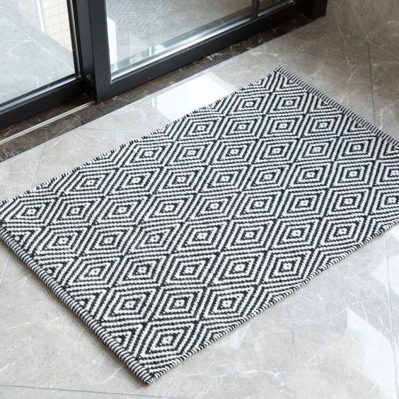 BLACK AND WHITE RUG: THE MUST FOR A CHIC AND GRAPHIC DECOR!