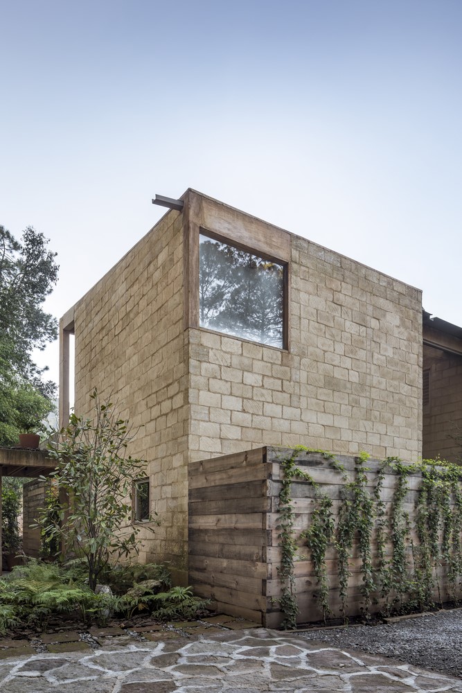 House in Avandaro by Taller Héctor Barroso in Valle de Bravo, Mexico House in Avandaro by Taller Héctor Barroso in Valle de Bravo, Mexico