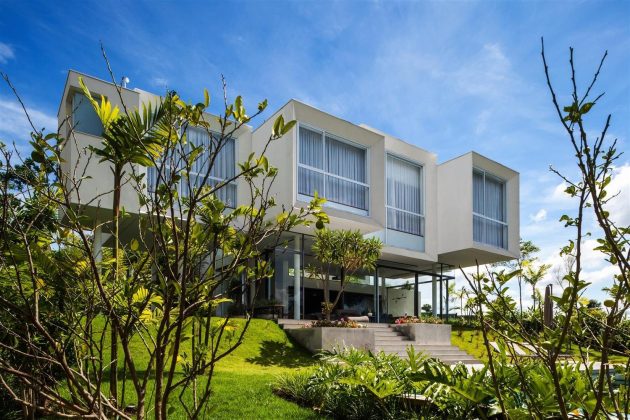 Neblina House by FGMF in Brazil