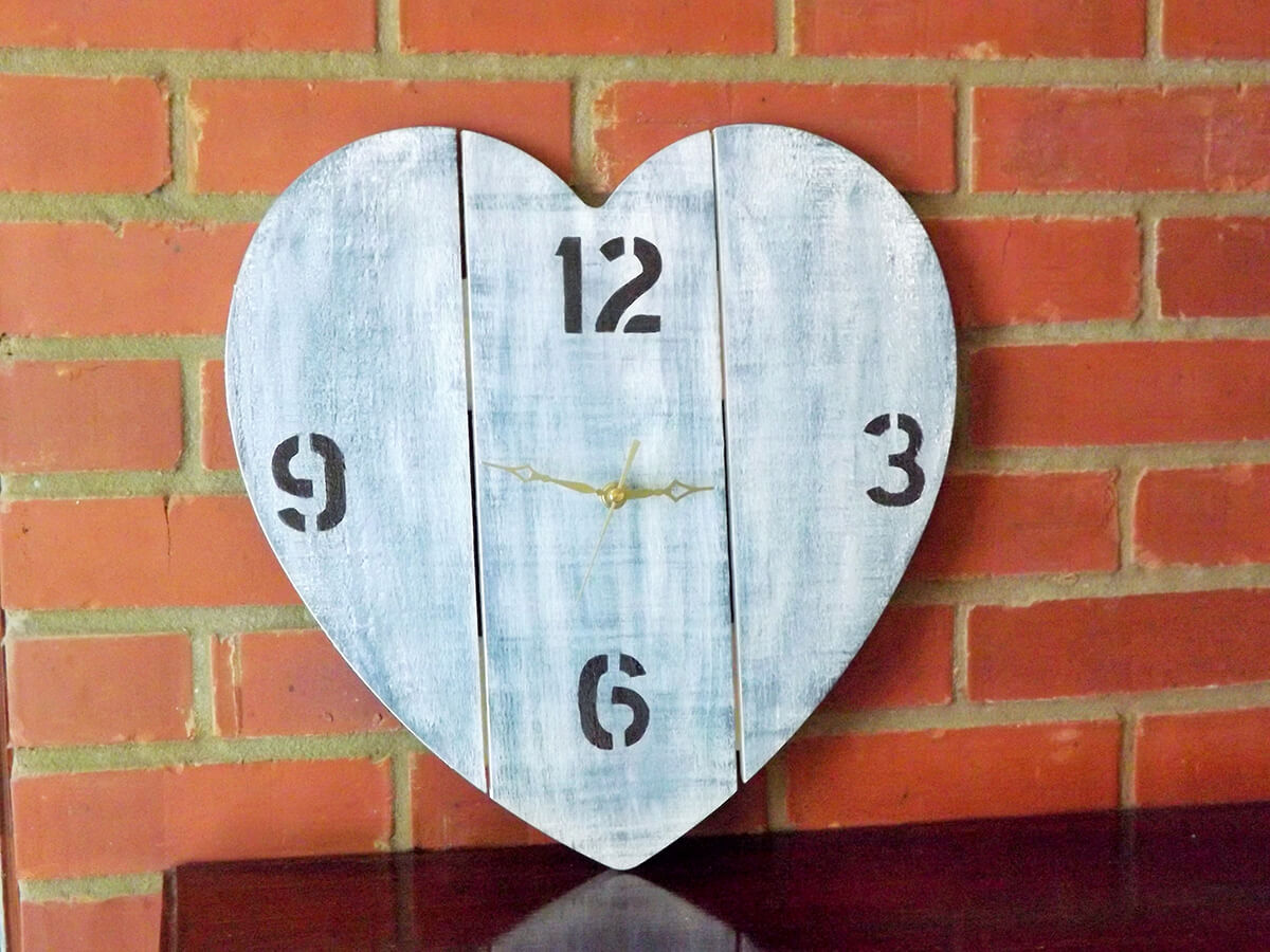 15 Fantastic DIY Wood Heart Decoration Ideas For Valentine's