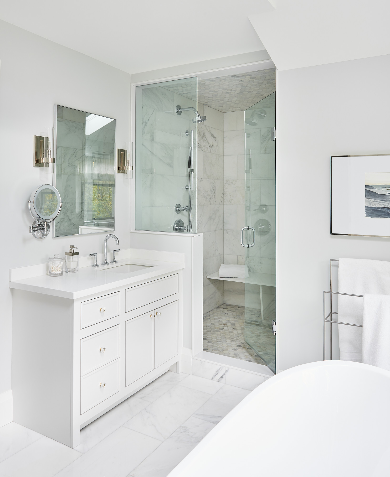 17 Transitional Bathroom Designs: A Blend of Traditional and Modern Styles