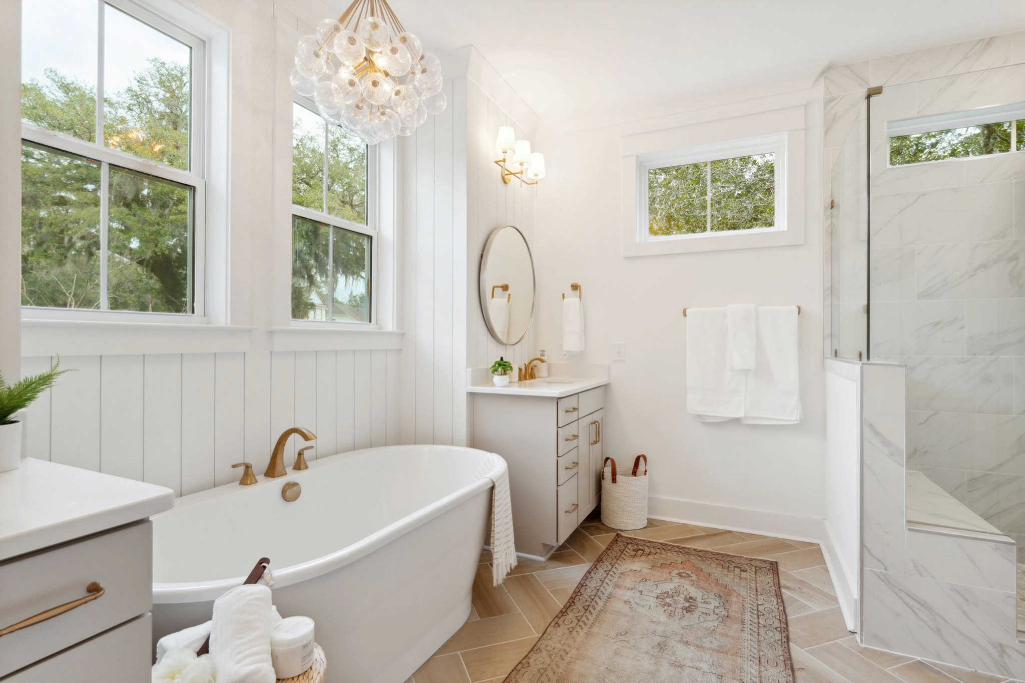 17 Transitional Bathroom Designs: A Blend of Traditional and Modern Styles