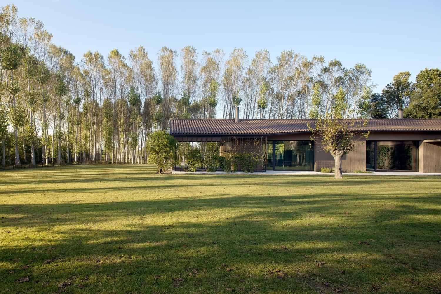 House in the Poplar by MIDE Architects in Scorze, Italy House in the Poplar by MIDE Architects in Scorze, Italy