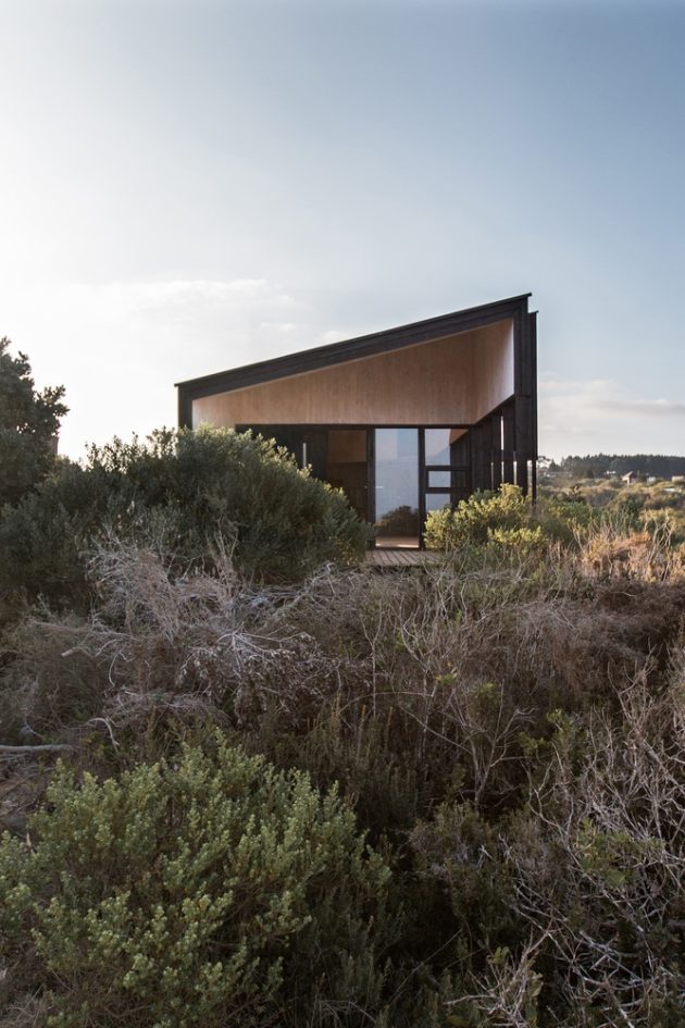 Stranded House by WHALE! in Tunquen, Chile