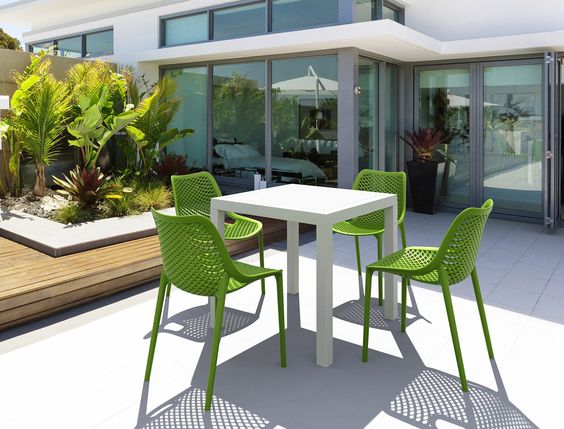 Outdoor table types that will fit into your outdoor space