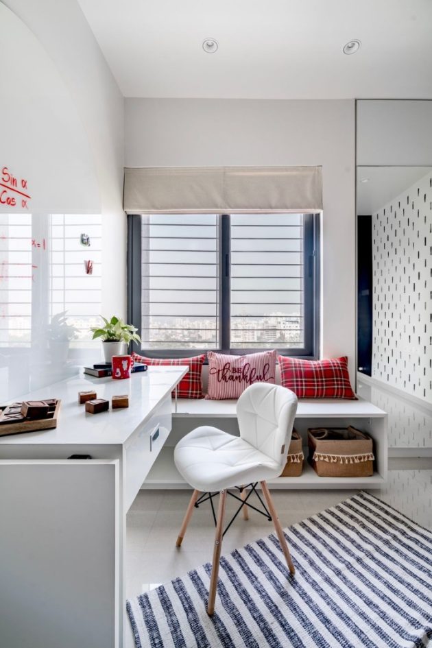 18 Transitional Home Office Designs for a Chic and Functional Workspace