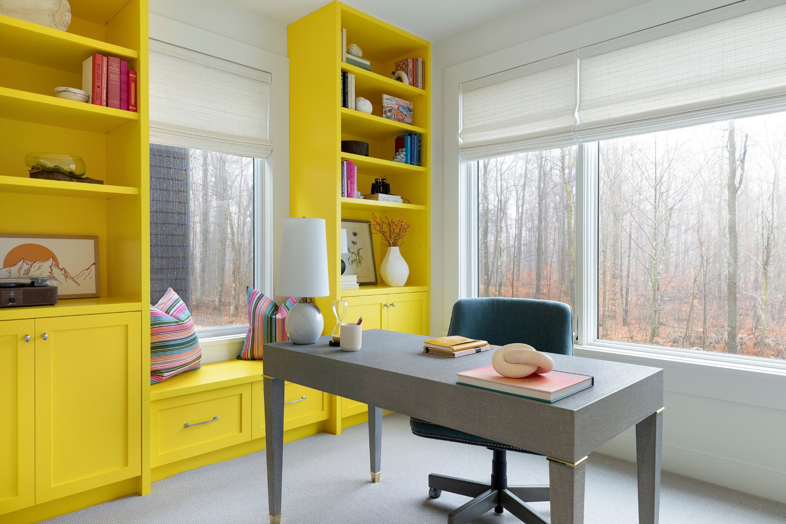 18 Transitional Home Office Designs for a Chic and Functional Workspace