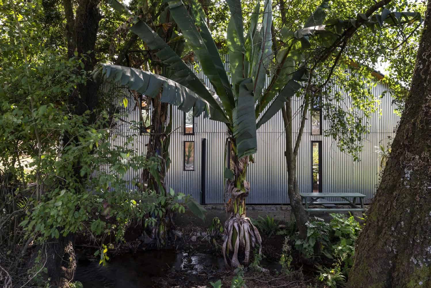 La Lomita Retreat by ASPJ Arquitectura, Paisaje y Territorio in Valle de Bravo, Mexico La Lomita Retreat by ASPJ Arquitectura, Paisaje y Territorio in Valle de Bravo, Mexico