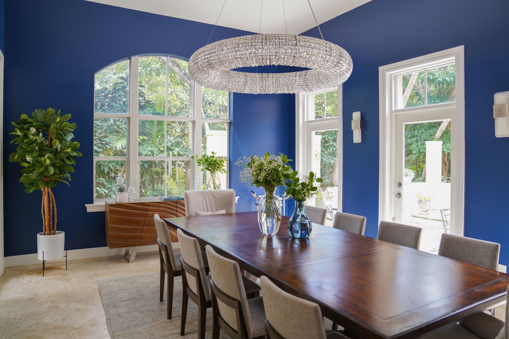 The Best of Both Worlds: 16 Transitional Dining Room Designs for a Chic Look