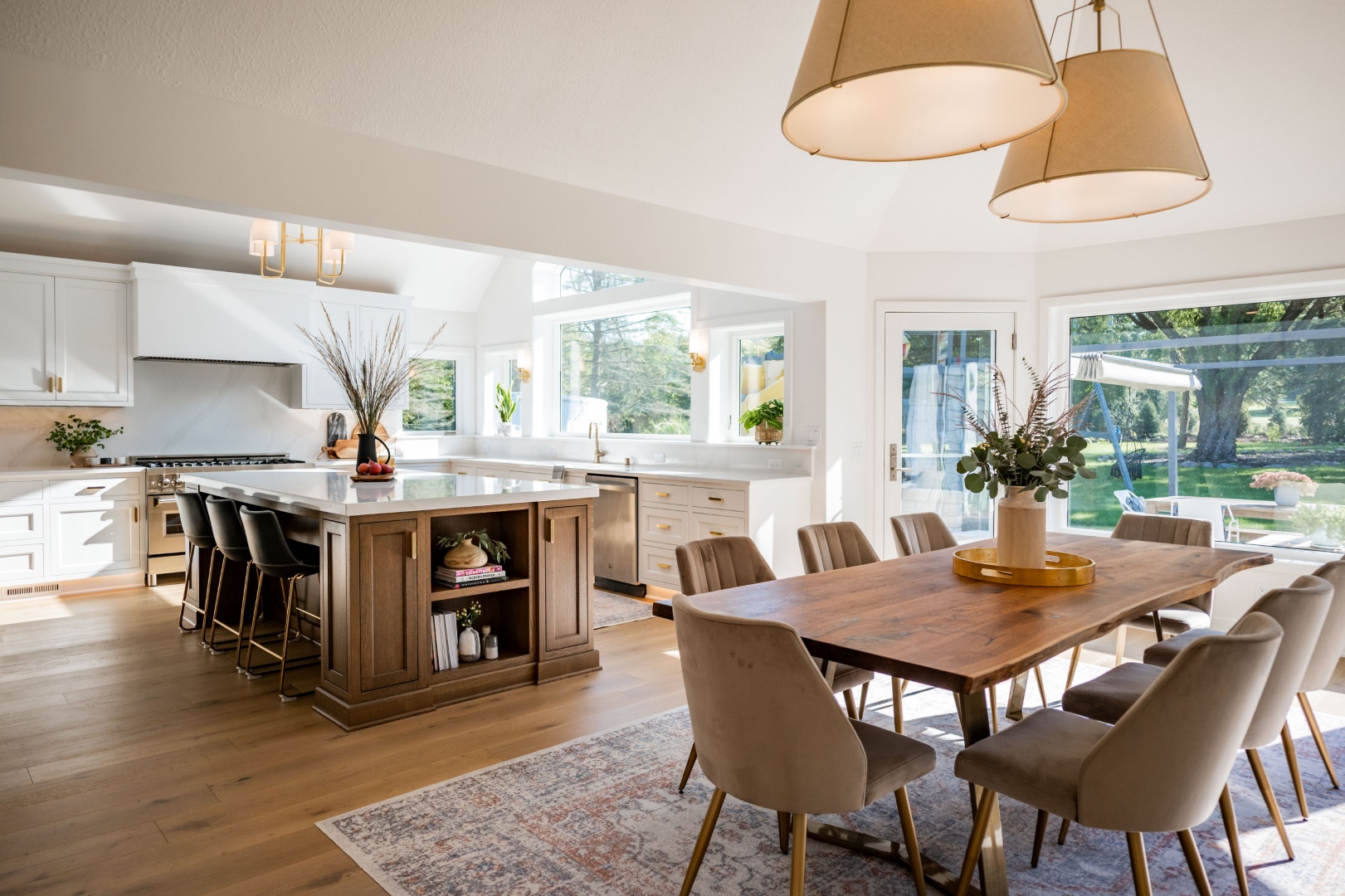 The Best of Both Worlds: 16 Transitional Dining Room Designs for a Chic Look