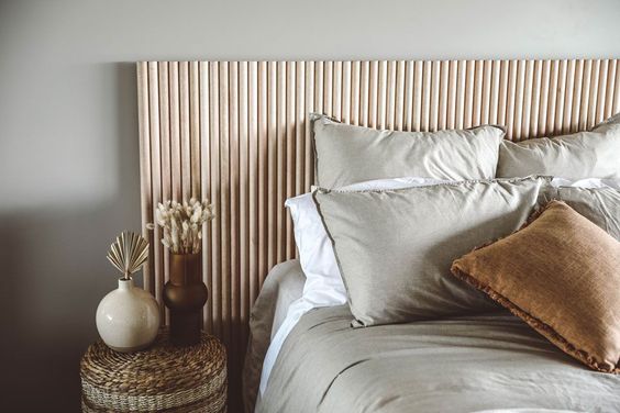 Wooden headboard - ideas for decorating the bedroom