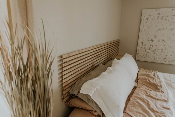 Wooden headboard - ideas for decorating the bedroom