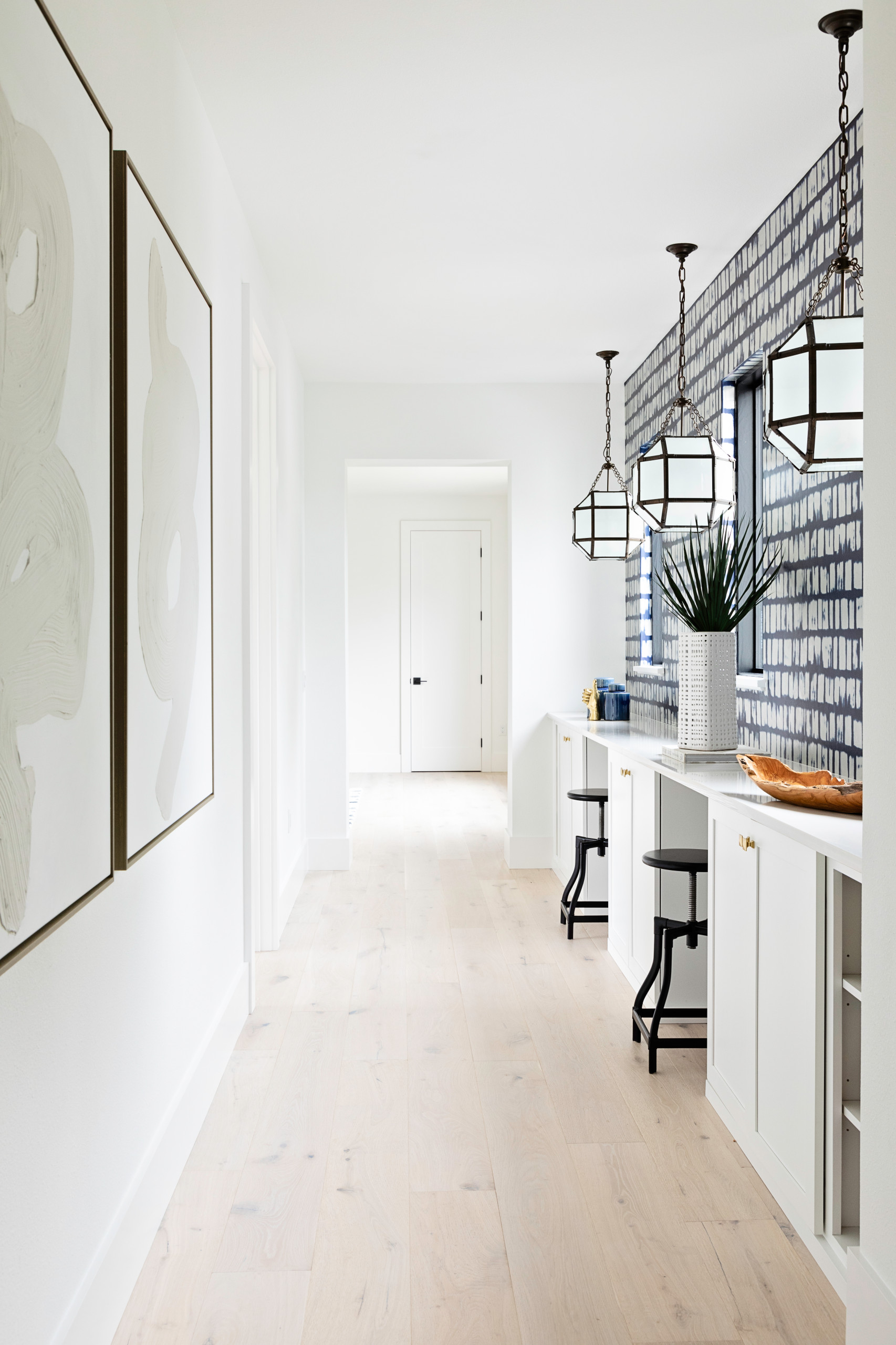 15 Transitional Hallway Decor Ideas for a Stylish and Functional Space