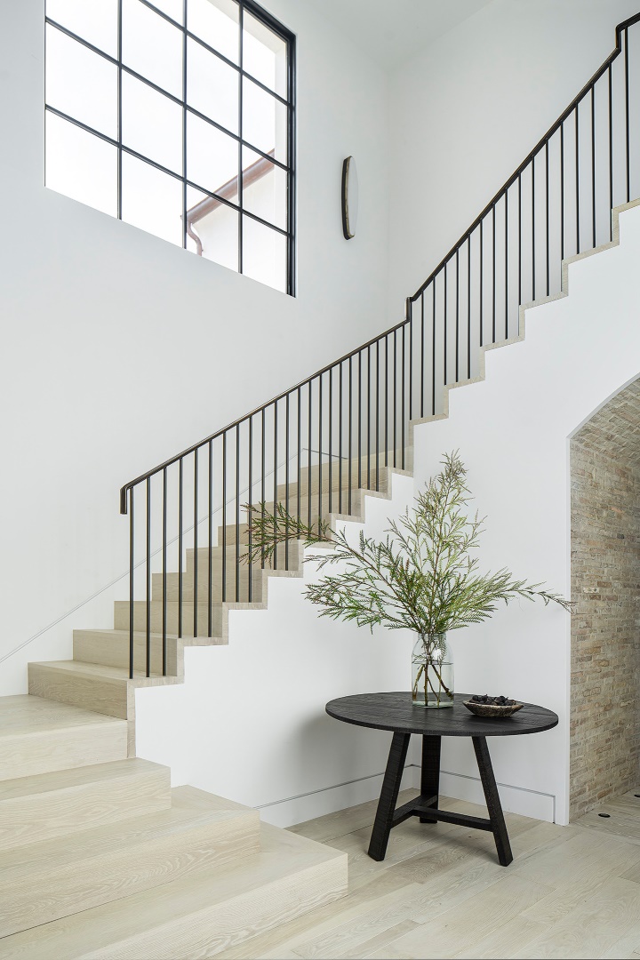 16 Stunning Transitional Staircase Deigns to Elevate Your Home