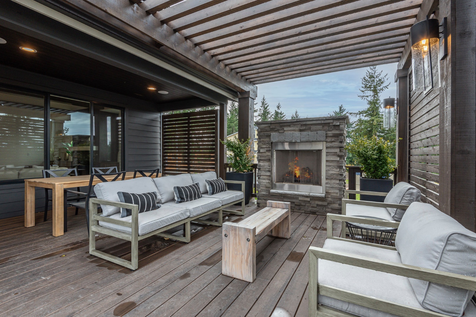 20 Transitional Deck Designs for Your Perfect Outdoor Entertainment Space