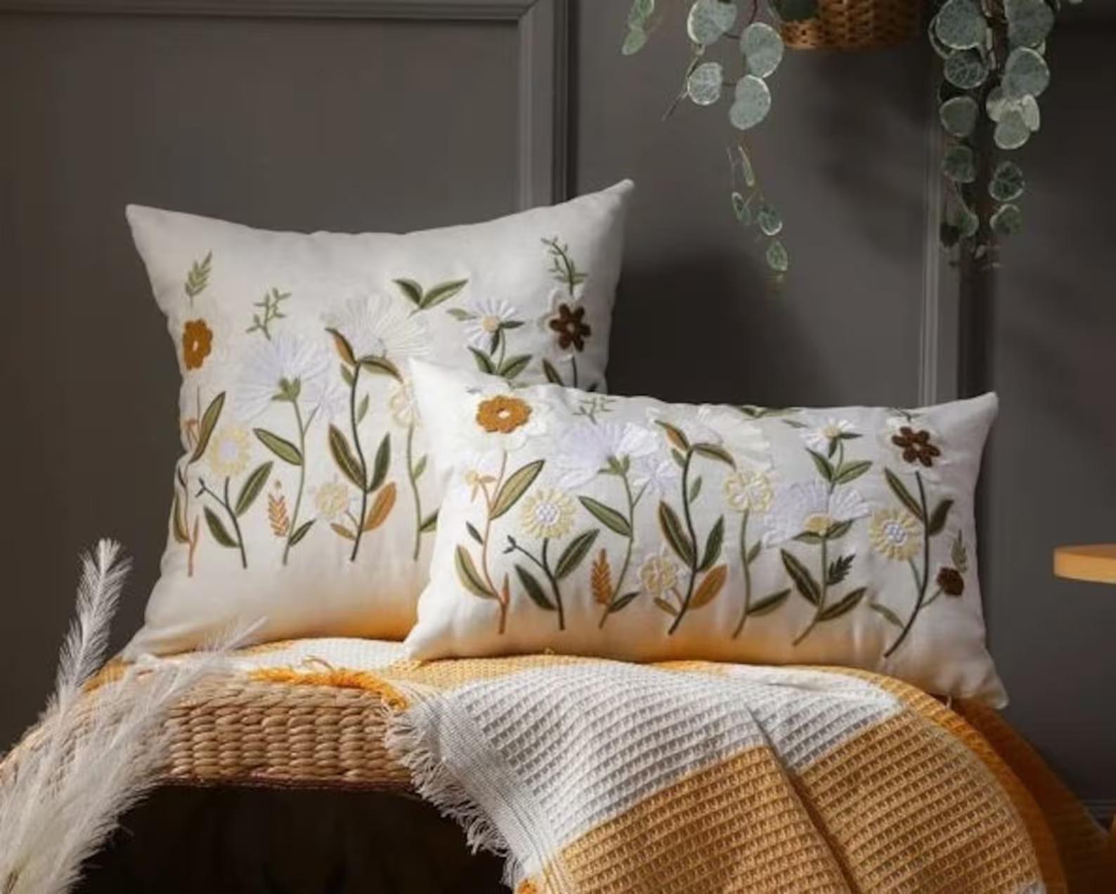 18 Gorgeous Floral Spring Pillow Designs for a Seasonal Update