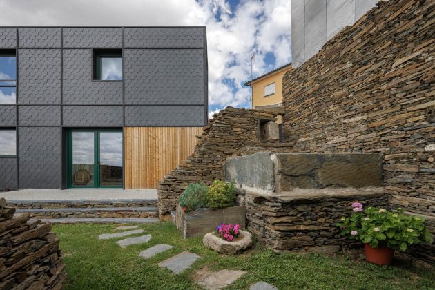 Caldeira House by Filipe Pina in Vila Nova de Foz Coa, Portugal