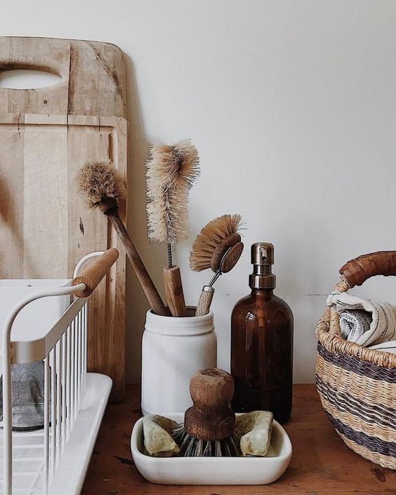 SMART AND SIMPLE HACKS THAT MAKE SPRING CLEANING EASIER