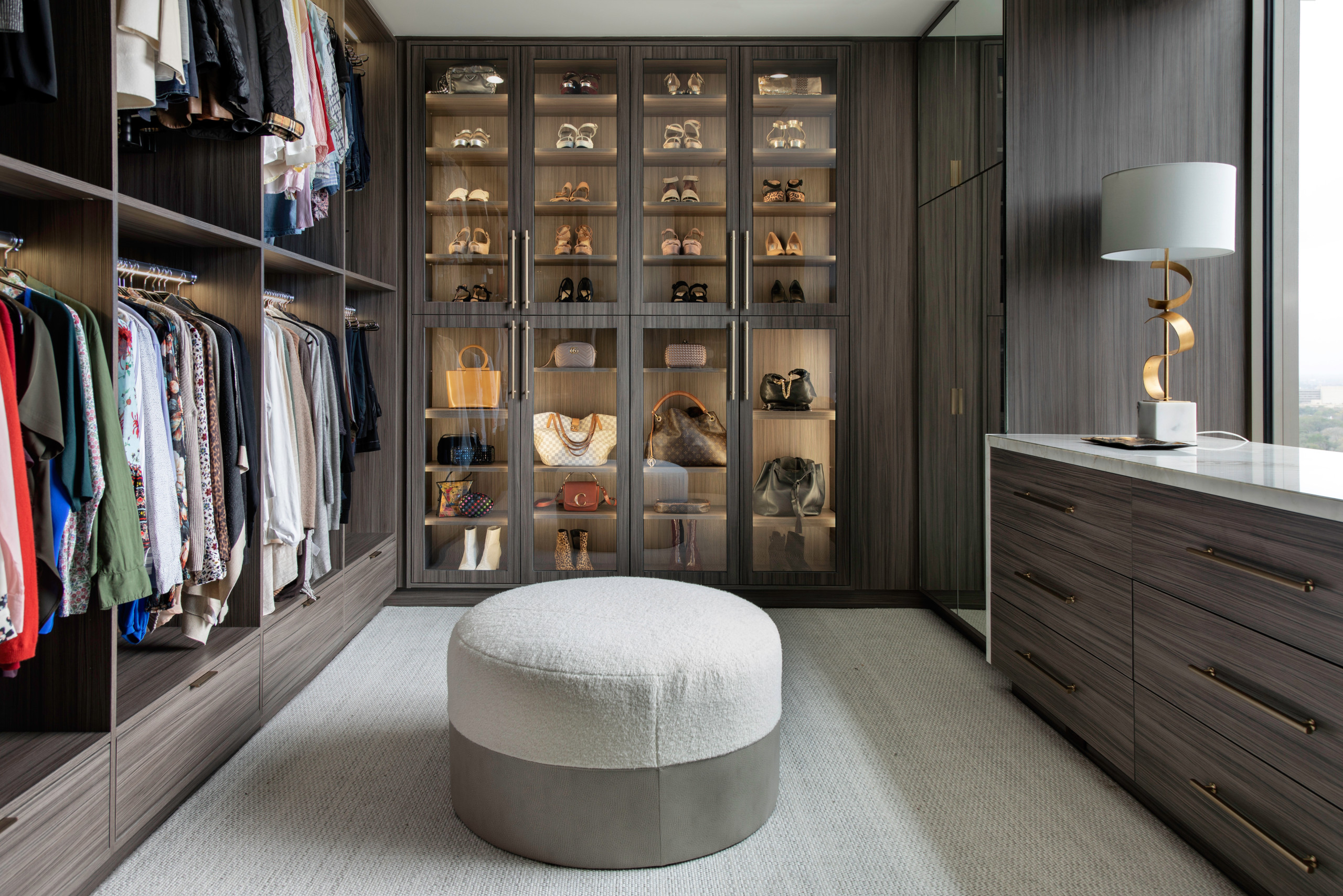 15 contemporary walk-in closet designs that maximize space and style