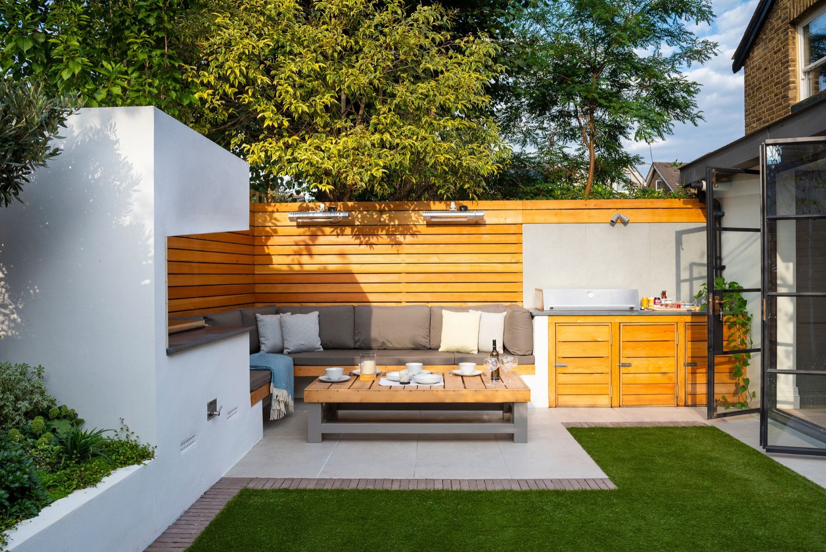 20 Contemporary Patio Designs That Redefine Outdoor Comfort and Elegance