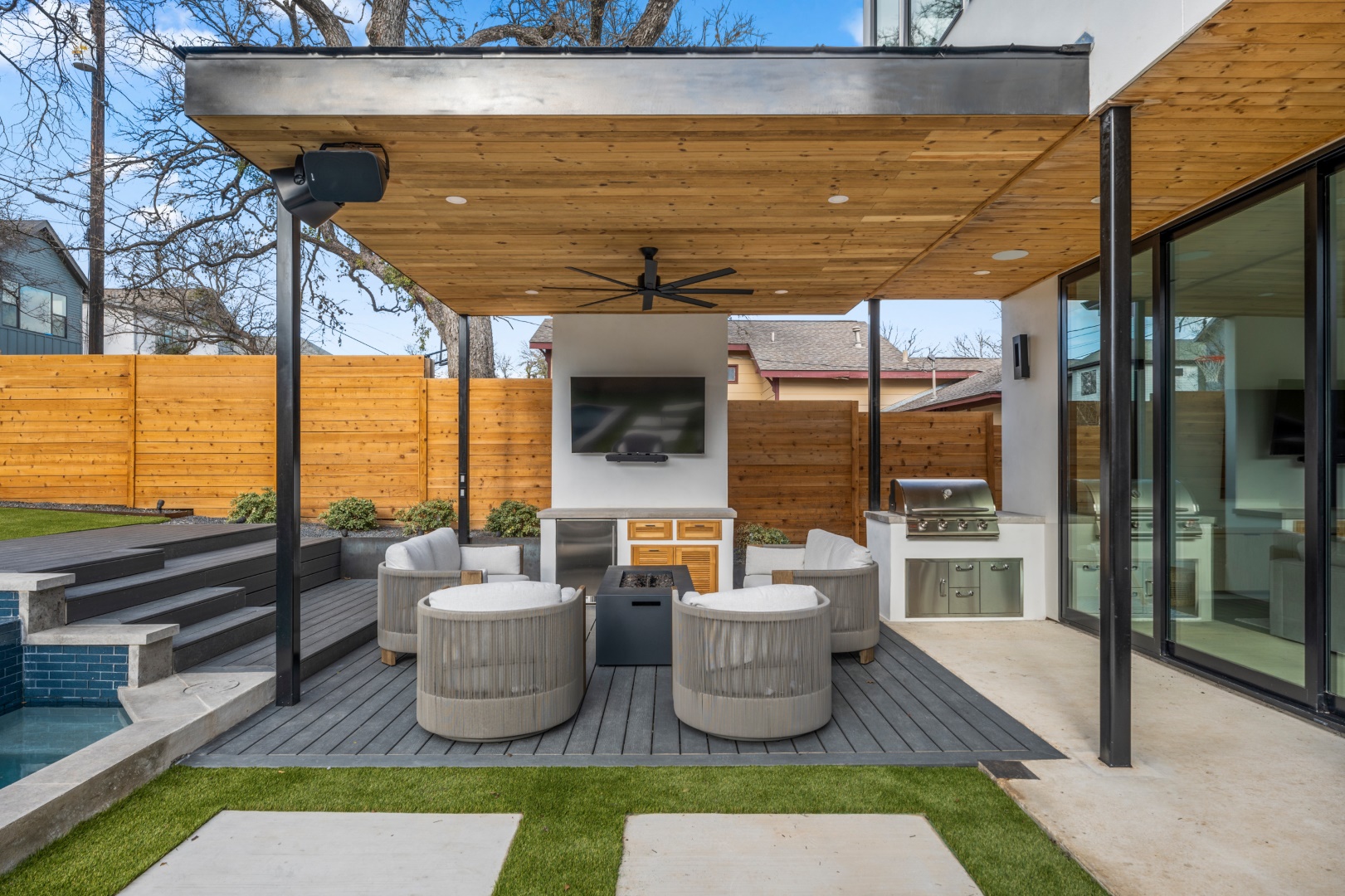 20 Contemporary Patio Designs That Redefine Outdoor Comfort and Elegance